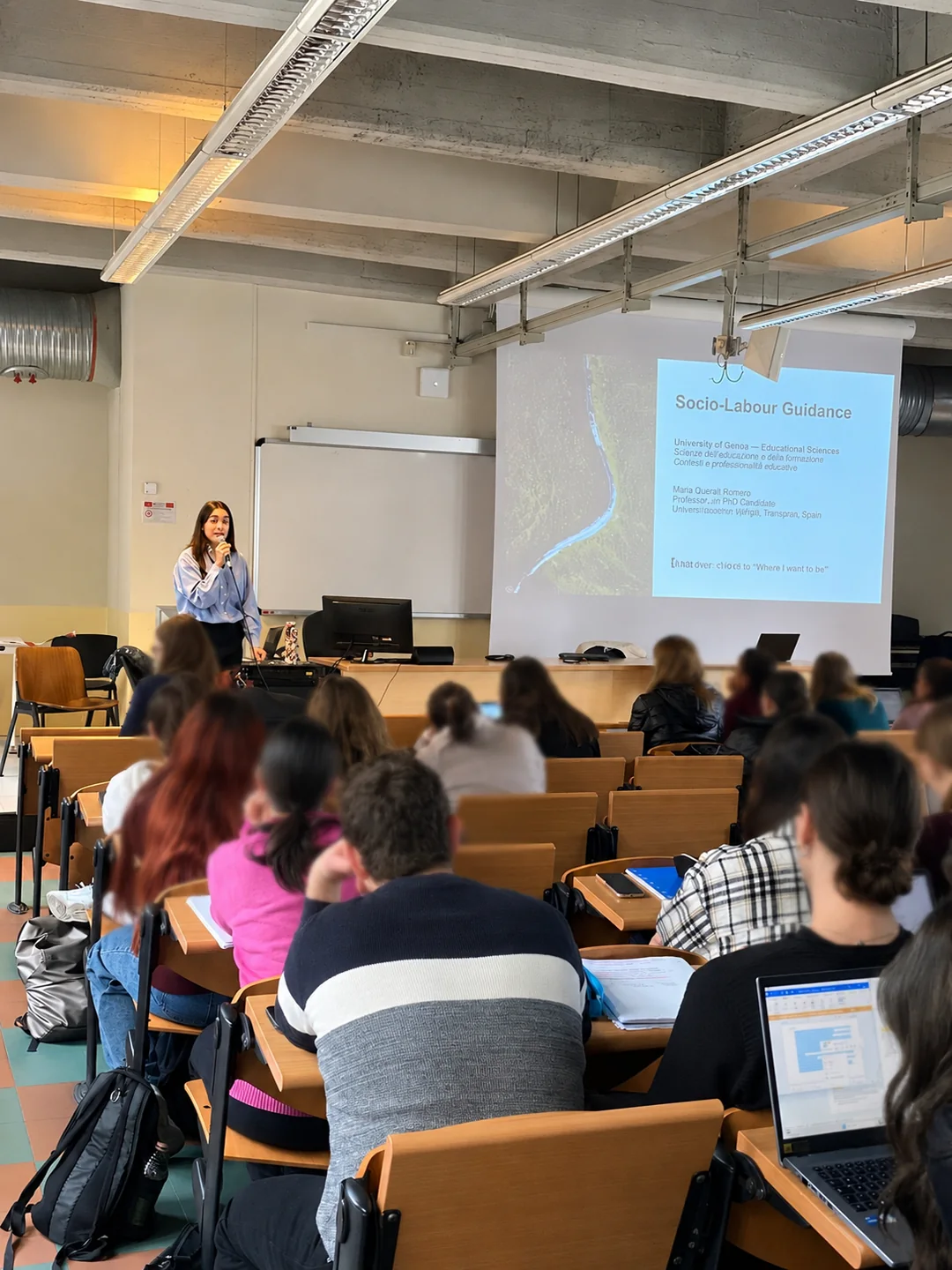 Marta acompañando a estudiantes durante una actividad educativa