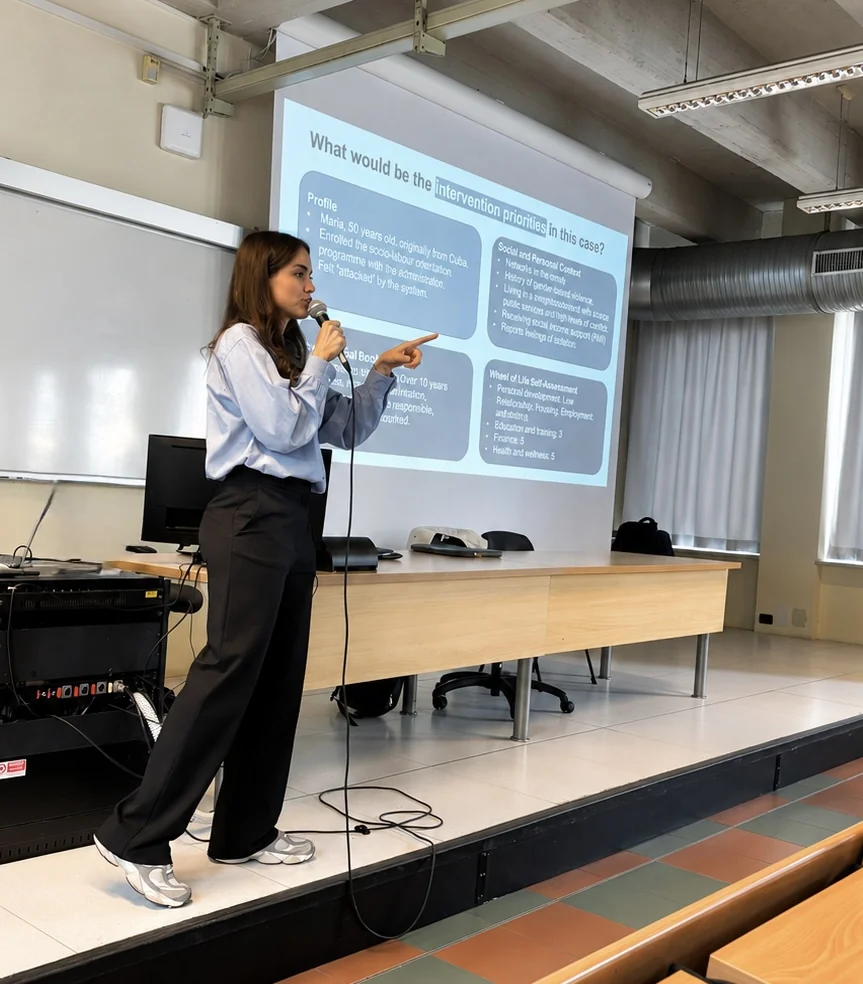 Marta explicando una actividad educativa en el aula