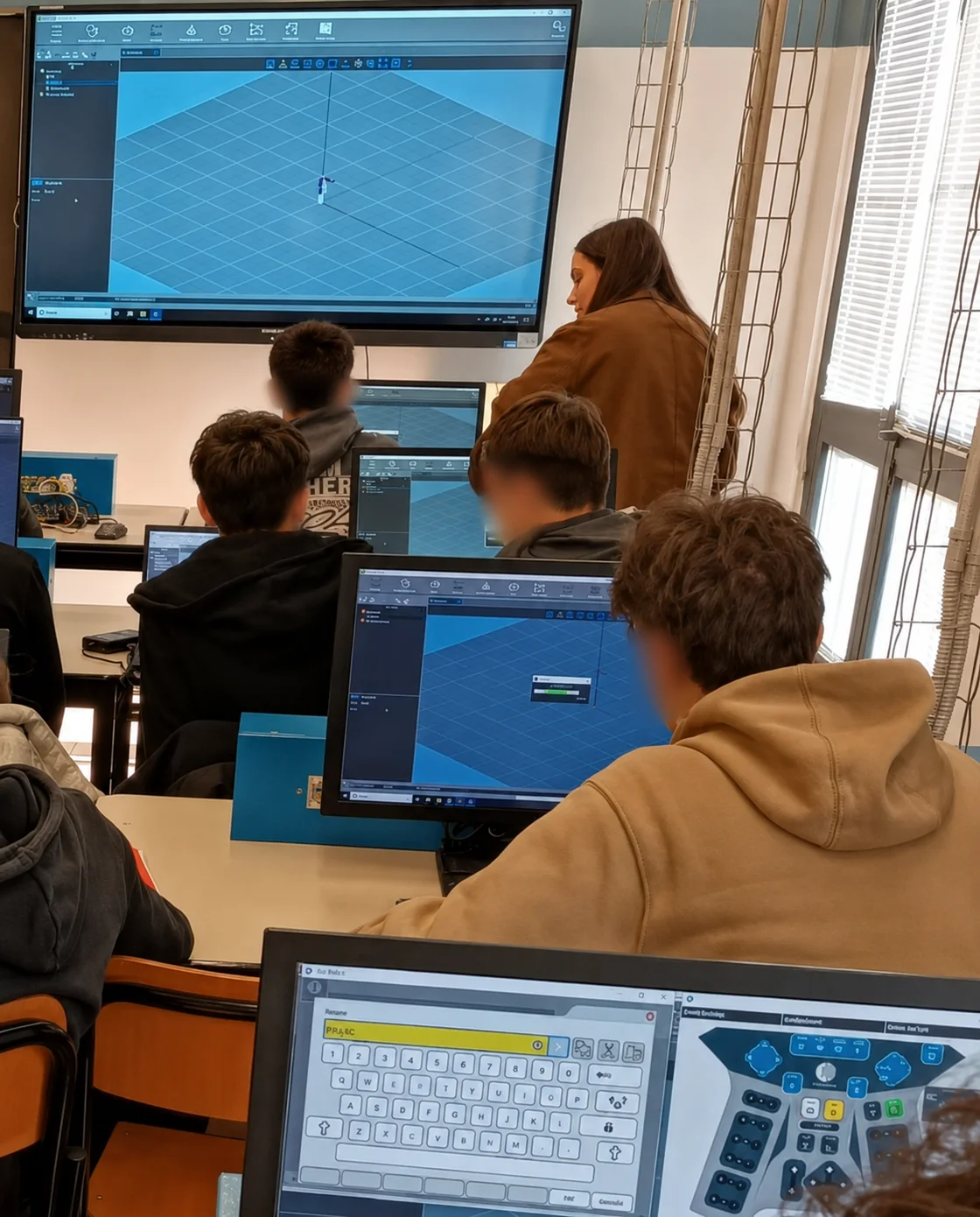 Marta acompañando a un grupo de estudiantes durante una actividad educativa