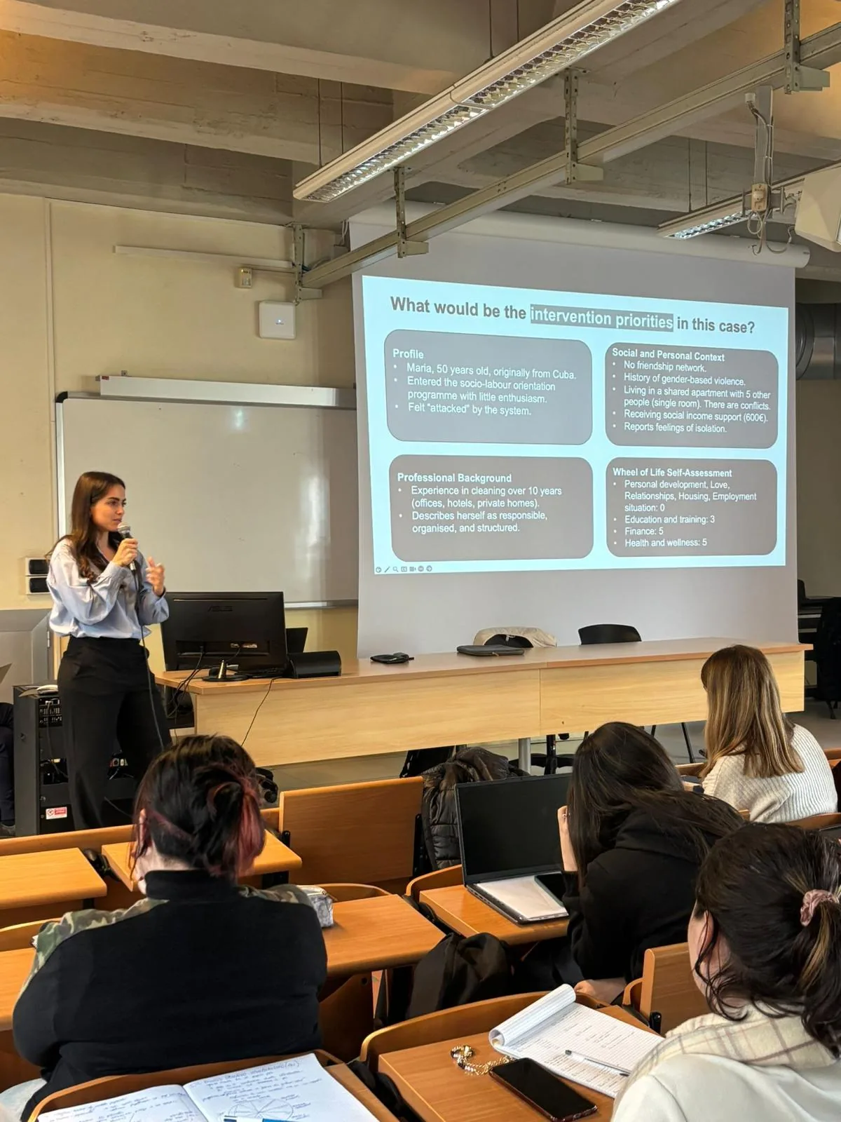 Marta impartiendo una actividad de orientación profesional