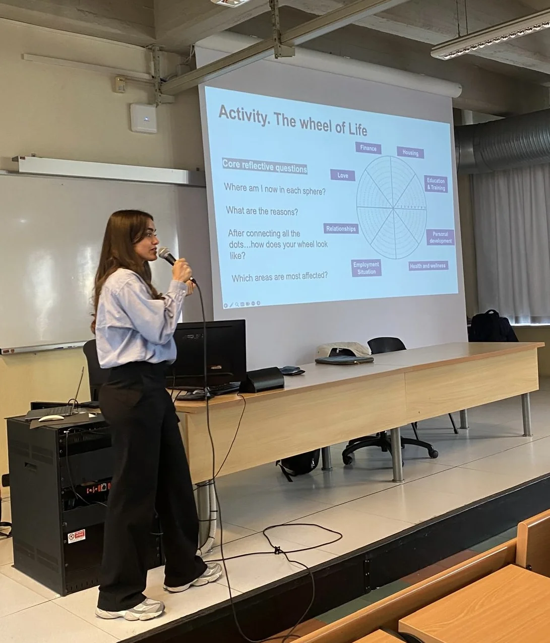 Marta impartiendo una actividad de orientación a estudiantes